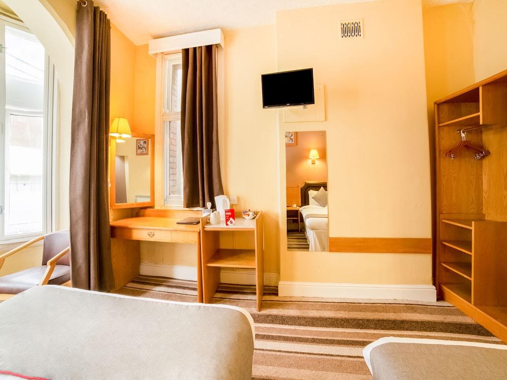 Sandringham Hotel 2*